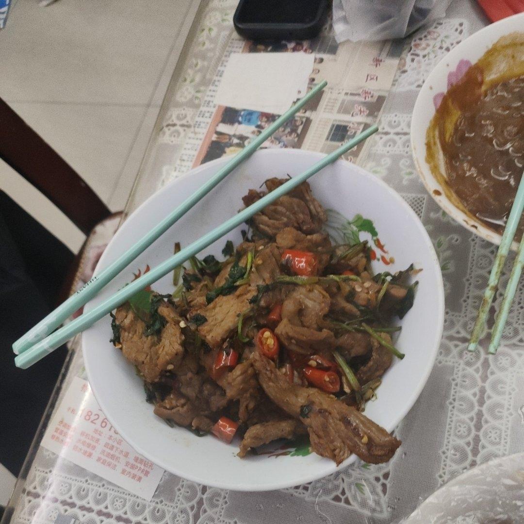 香菜炒牛肉，香辣下饭，爱吃香菜的朋友看过来，拌饭绝了