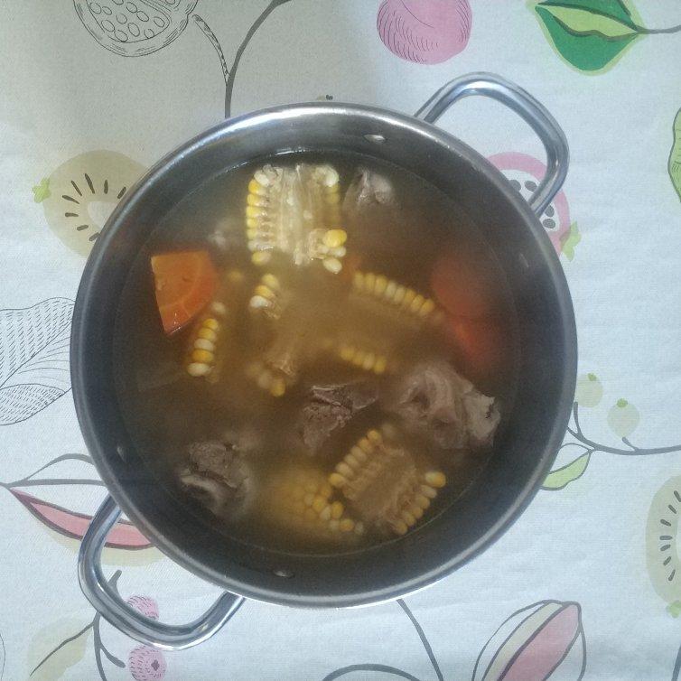 秋日暖汤～秋栗玉米胡萝卜肉骨汤