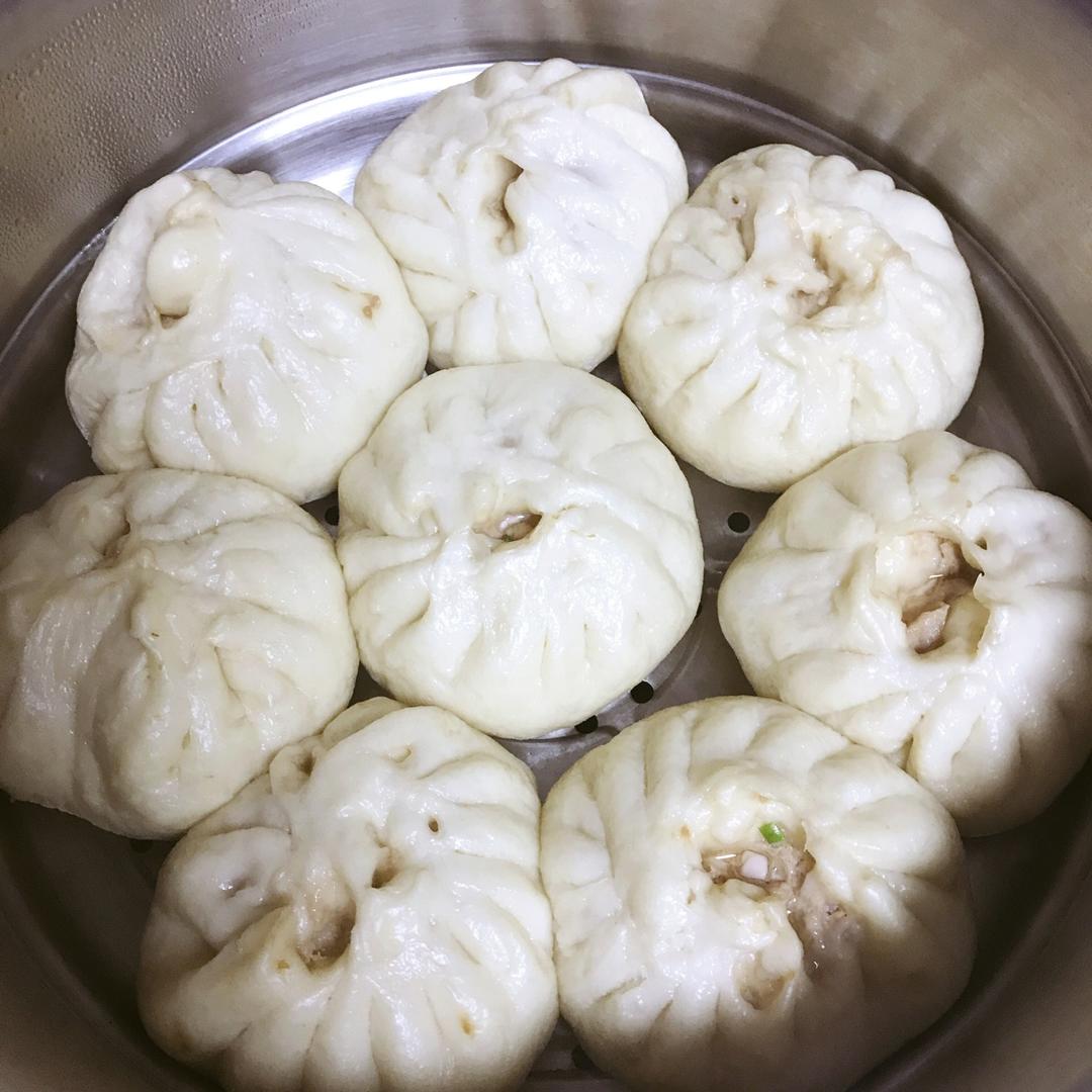松软多汁的肉包子