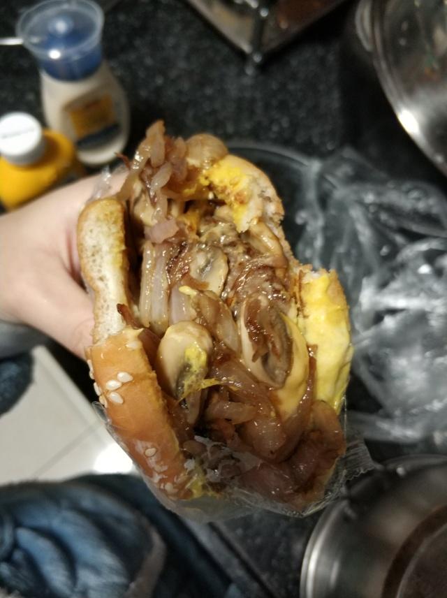 浓郁焦糖洋葱蘑菇牛肉汉堡