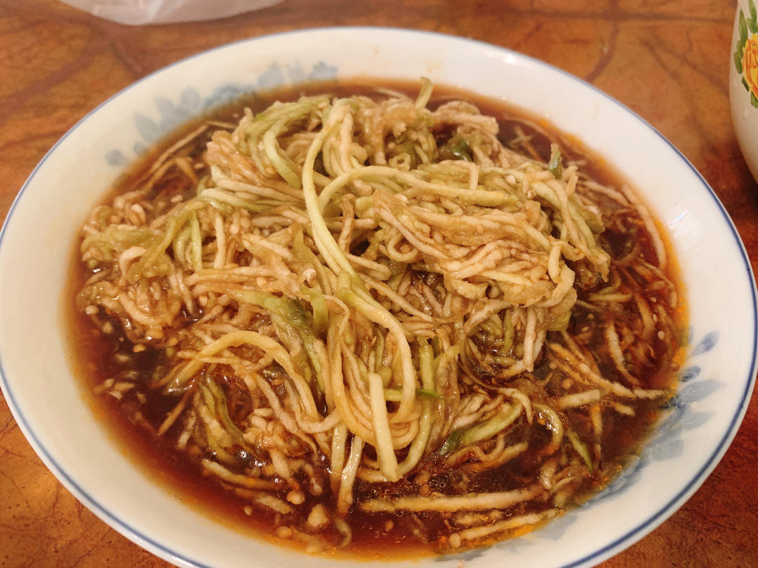 简单酸爽低脂无油凉拌西葫芦丝