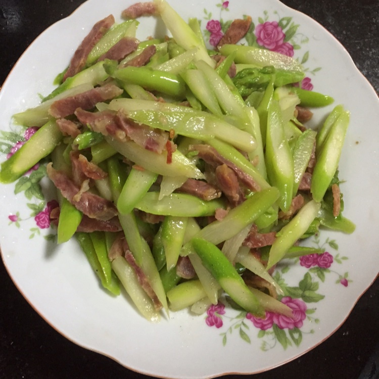 芦笋炒腊肠