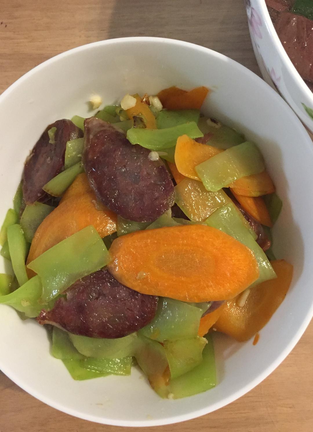 莴笋胡萝卜炒香肠