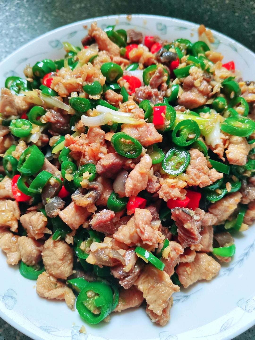 厨师长教你：“青椒炒鸡丁”的家常做法，开胃又下饭，味道很赞