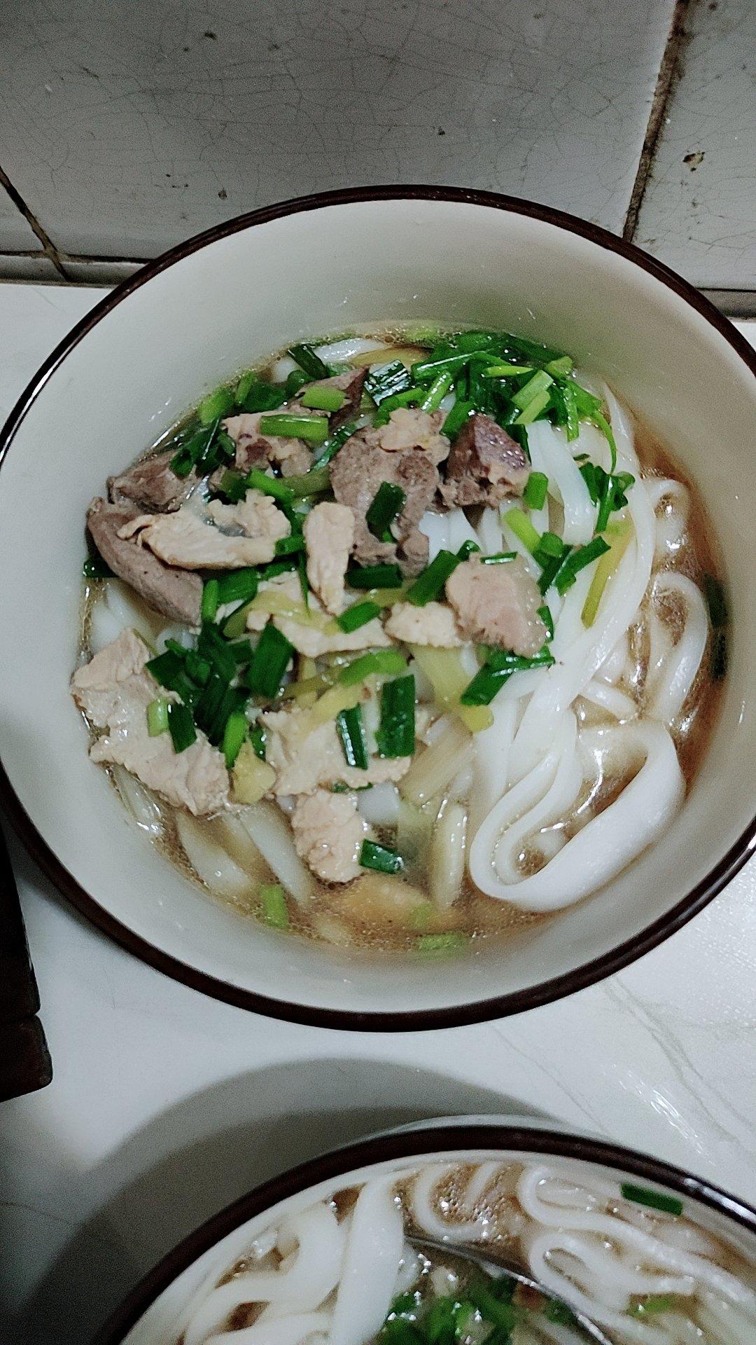 吖多多多做的广式早餐瘦肉汤河粉