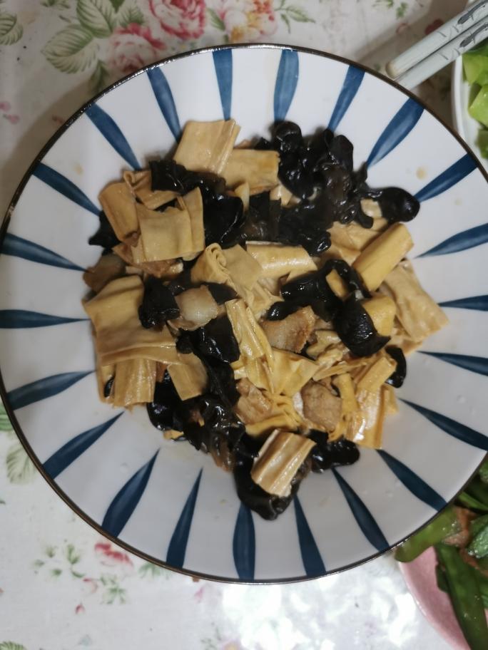 腐竹黑木耳炒肉