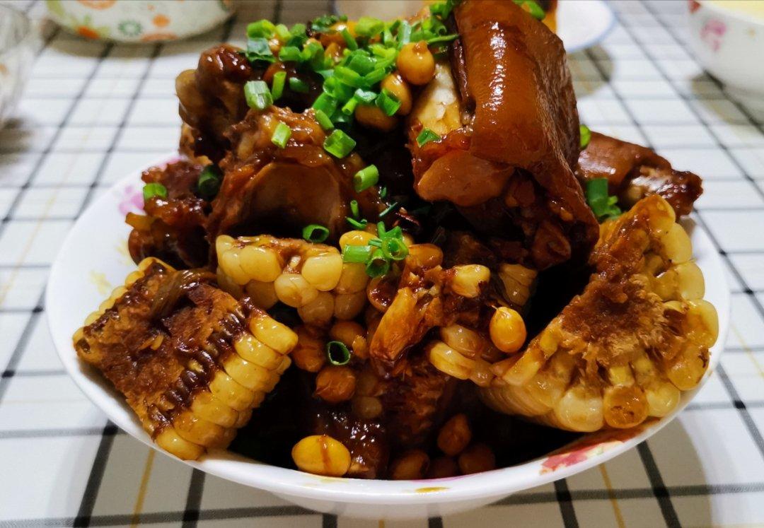 酥烂的黄豆玉米焖猪蹄