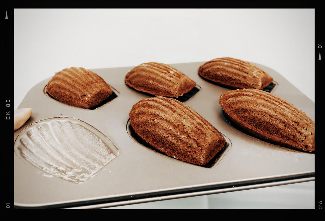 玛德琳（蓝带方）