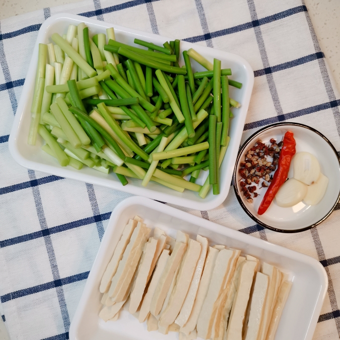 家常菜—蒜苔炒豆干的做法 步骤1