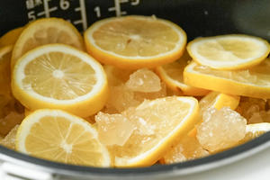 【电饭煲冰糖炖柠檬】的做法 步骤3