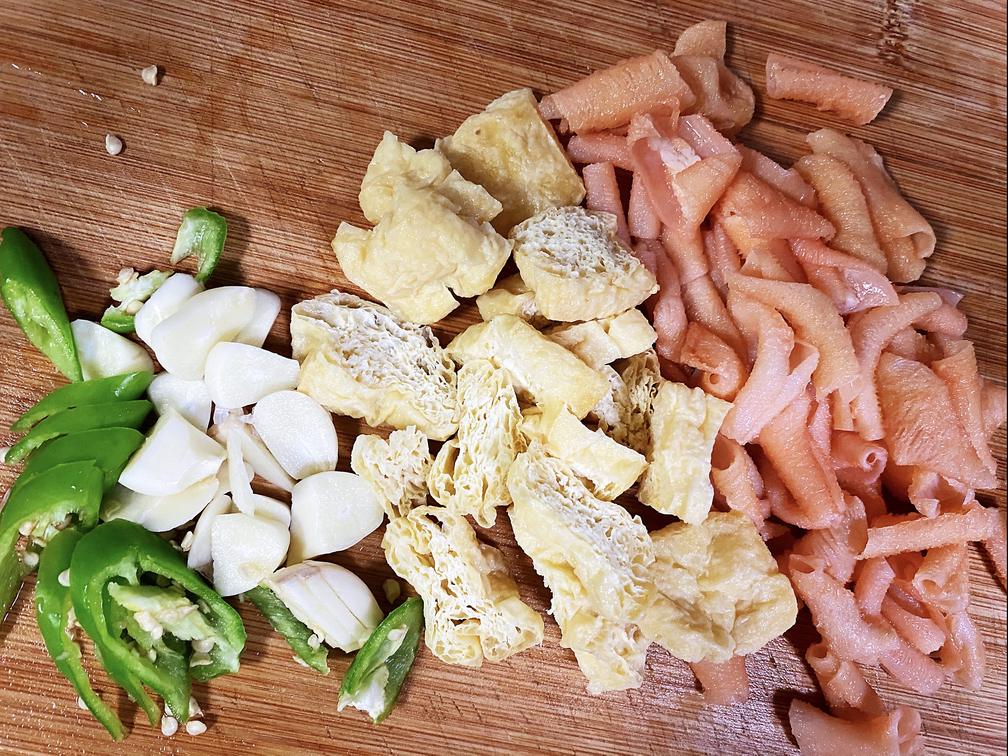 鸭杂豆腐粉丝汤(鸭血、鸭肠、鸭胗、油豆腐)的做法 步骤2