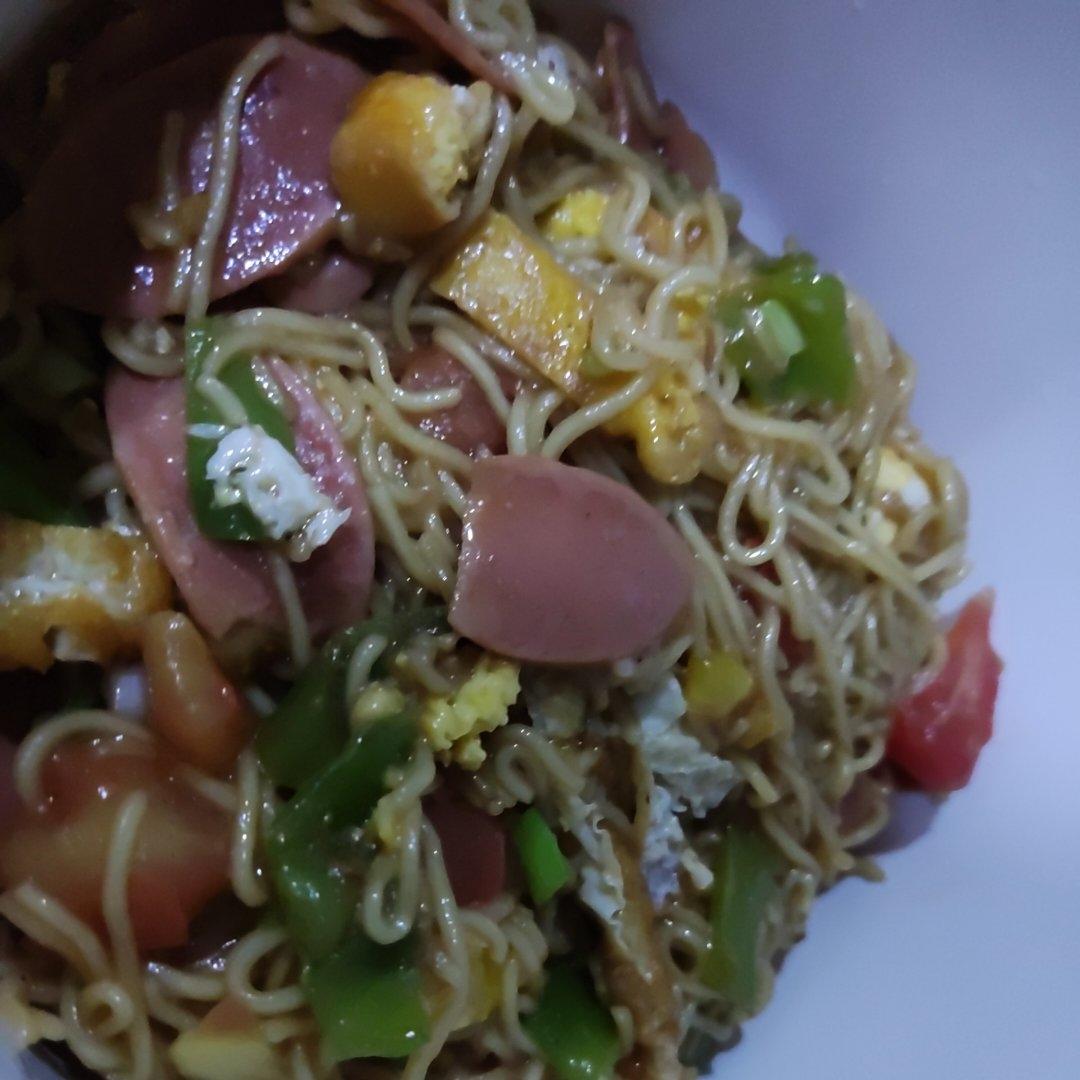 厨师长教你：用泡面做“鸡蛋肉丝炒面”，干香美味，方便简单