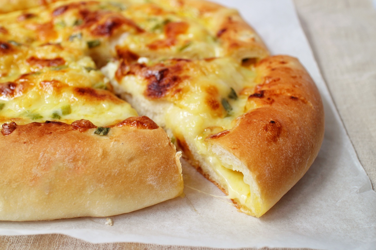 蒜蓉葱香奶酪芝士披萨的做法