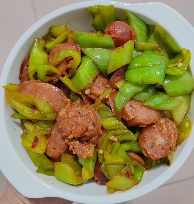 尖椒香肠的做法