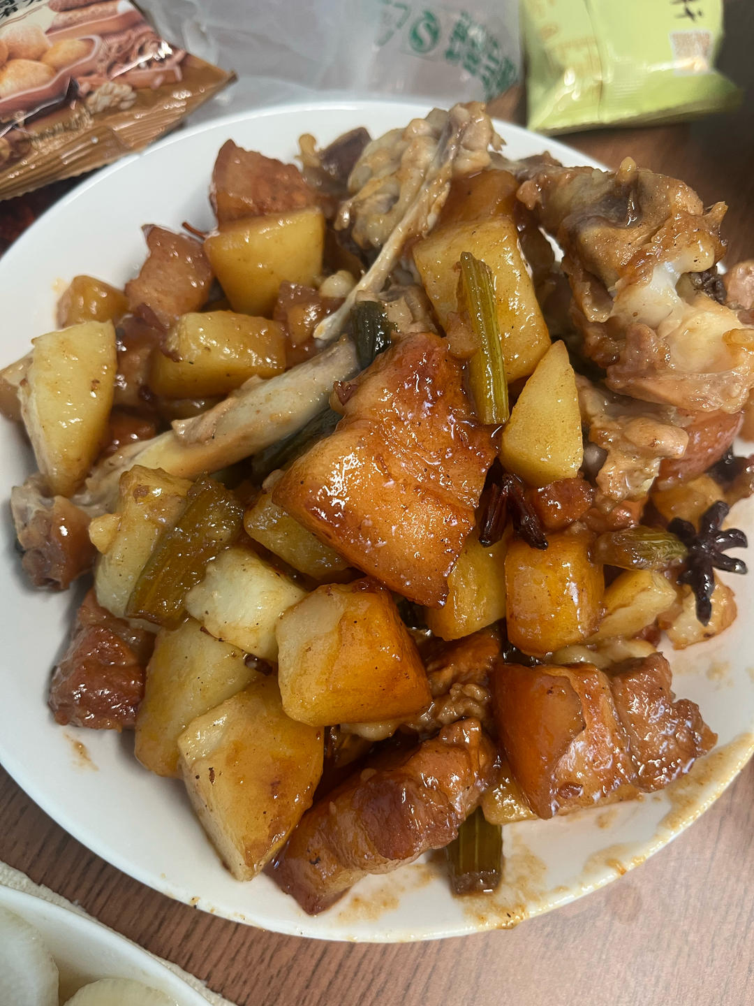 电饭锅土豆炖肉红绕肉