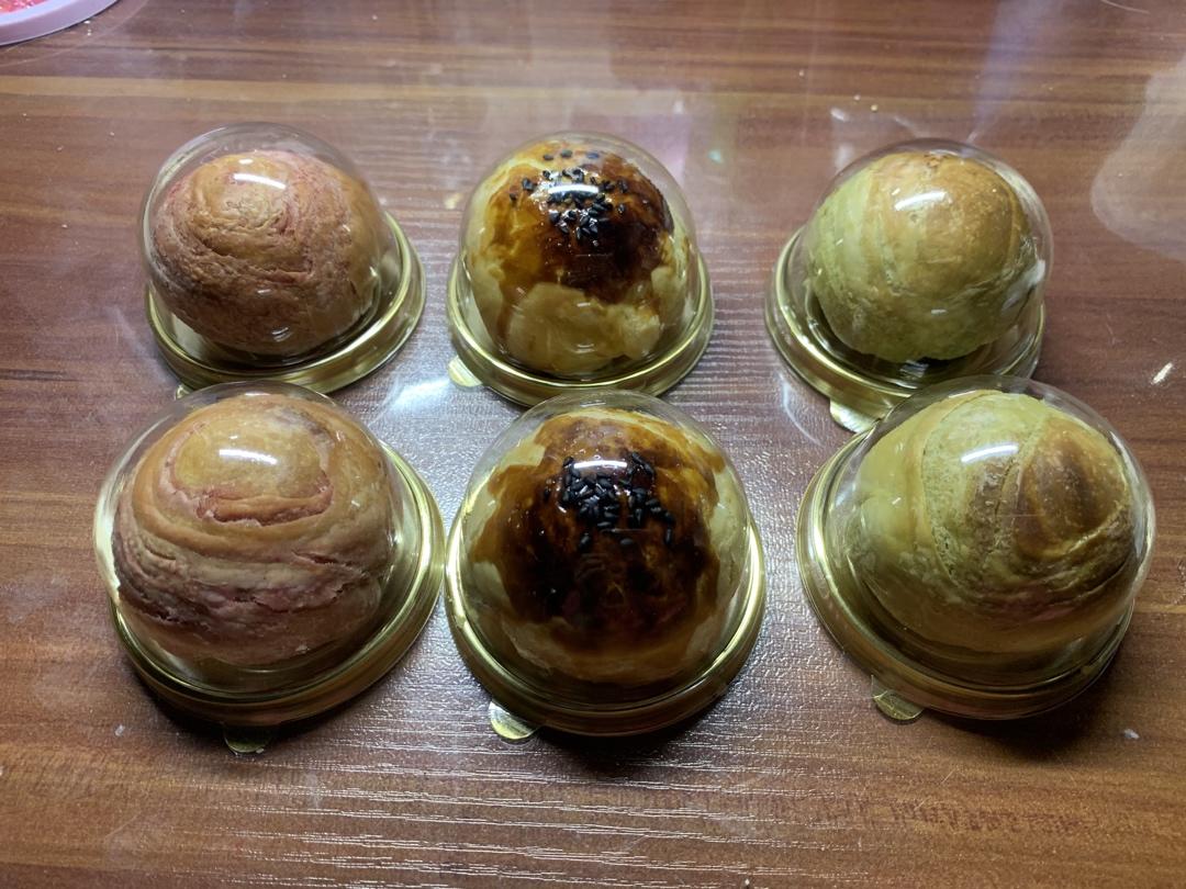 四种口味蛋黄酥(紫薯、抹茶、红曲、蛋黄)