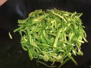 老丁的私房菜－家常版青椒肉丝的做法 步骤4