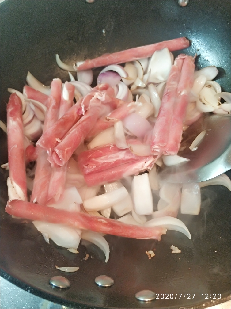 洋葱炒牛肉卷（懒人食谱）的做法 步骤4