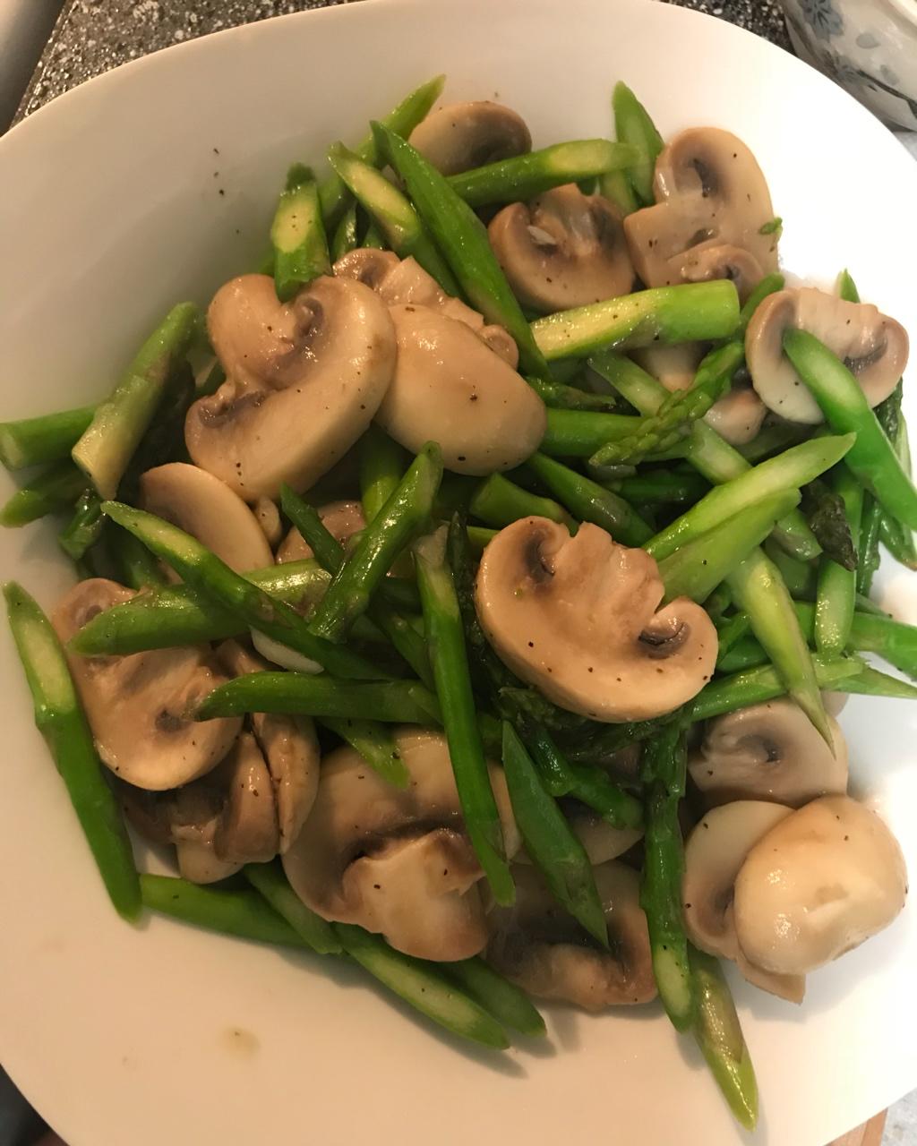 芦笋炒蘑菇