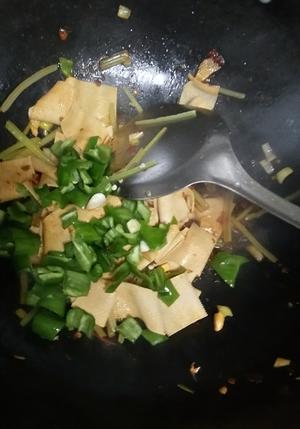 辣椒炒豆腐皮（千张）的做法 步骤4