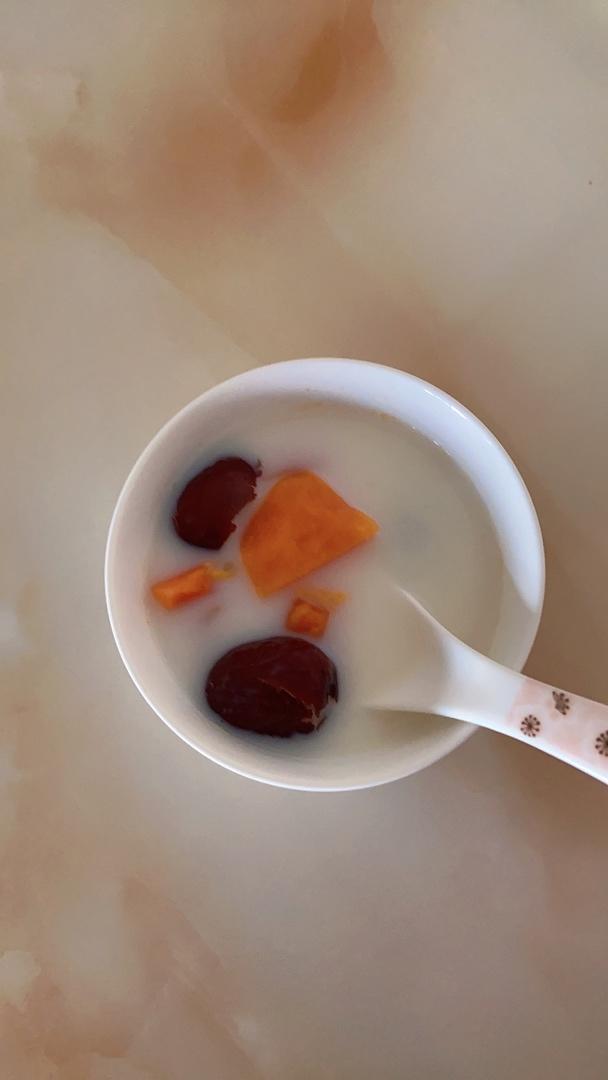 轻松三步，美容又养颜的木瓜红枣炖牛奶