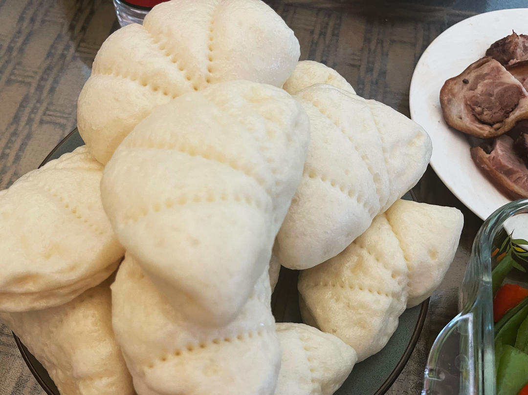 荷叶饼夹（晚上睡前和面团，早上起来蒸的荷叶馒头饼，夹点菜，超好吃😋）