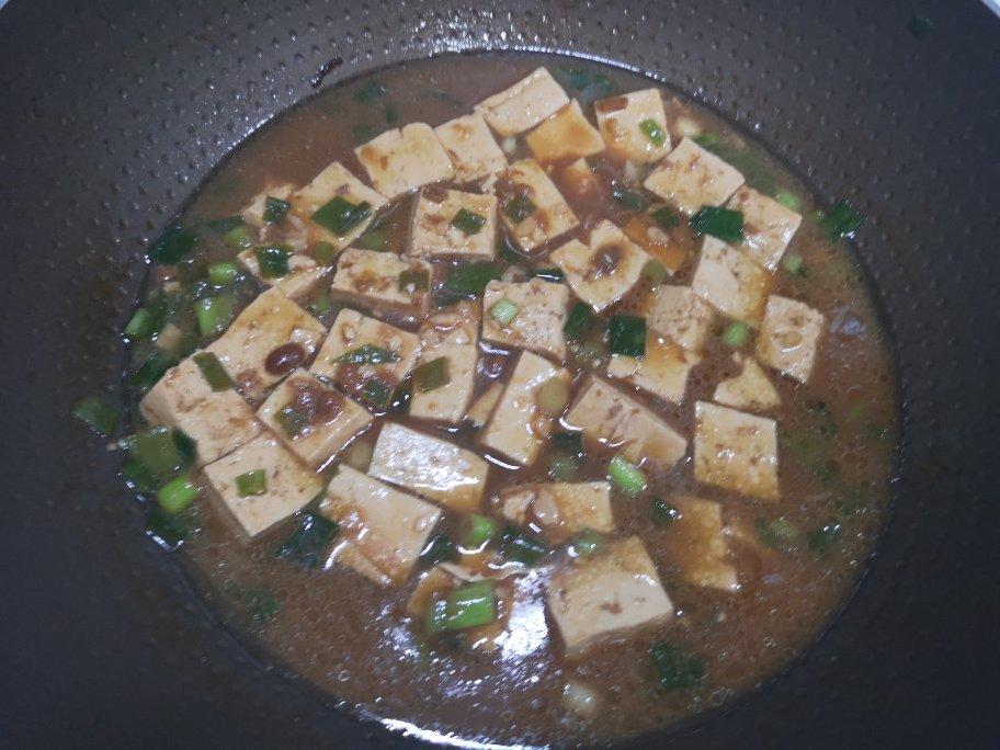 不放肉也超下饭的葱焖豆腐