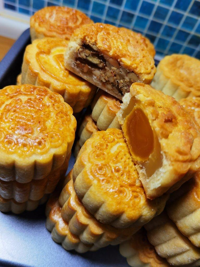 广式月饼—蛋黄莲蓉月饼