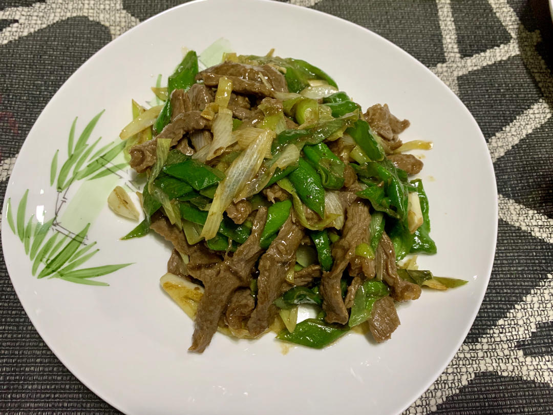 厨师长教你：“葱爆牛肉”的家常做法，葱香味浓郁先收藏起来