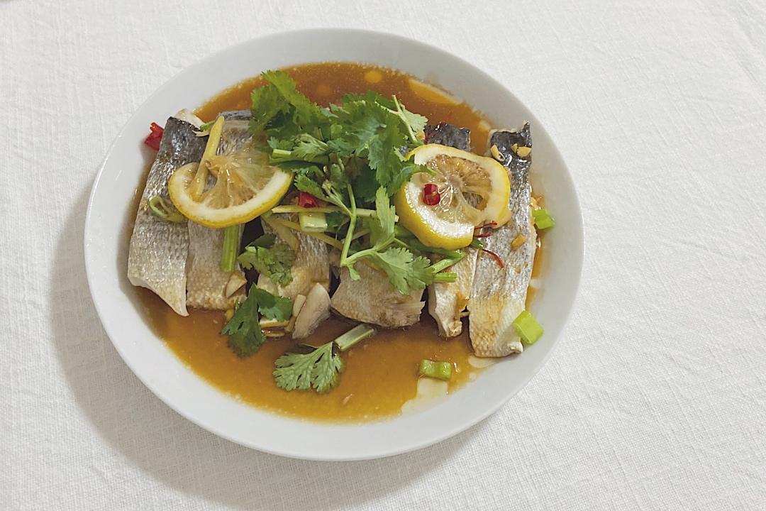 清蒸柠檬鲈鱼