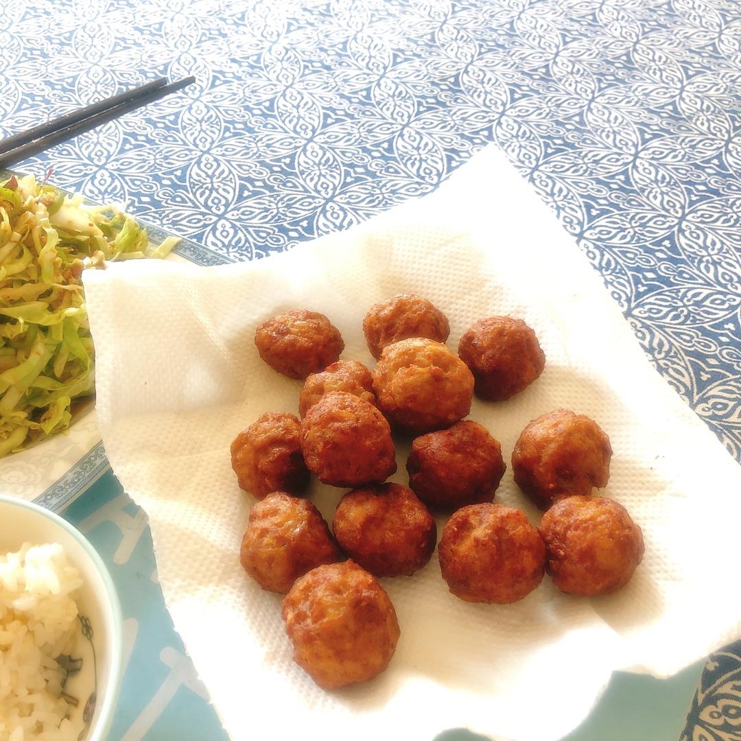 炸猪肉丸子