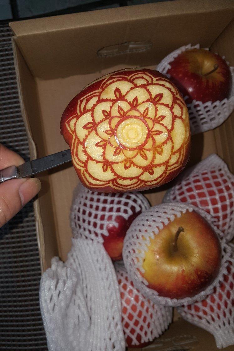 yl奔跑的小杨肉做的创意苹果雕刻与摆盘
