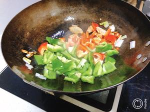 😋青椒彩椒土豆片的做法 步骤5