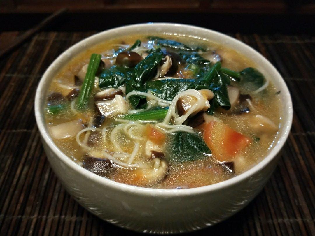 菌汤面条 看得见的香菇 尝得到的鲜美 这才是真正的菌汤