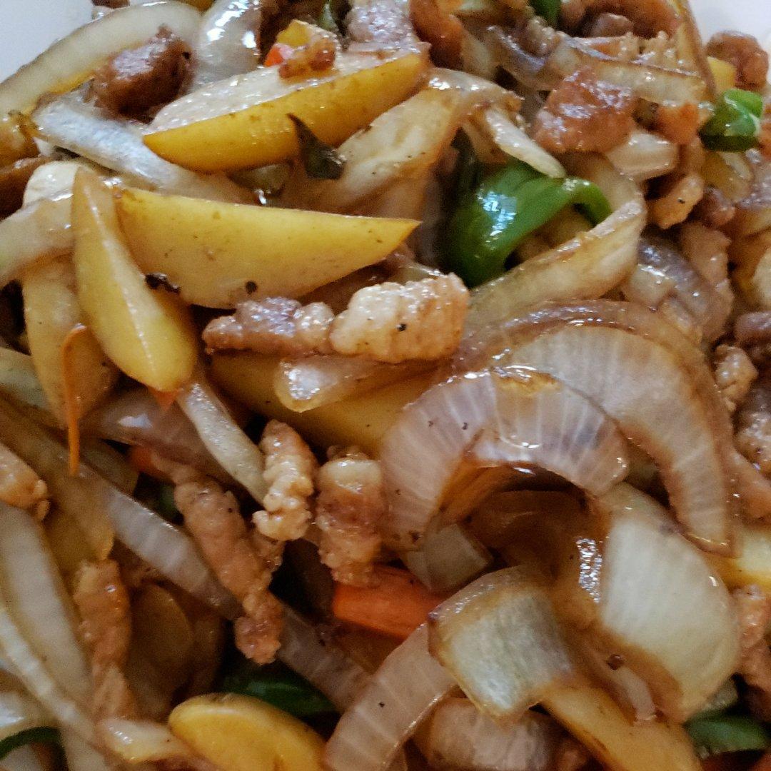 土豆洋葱炒肉（美味家常小炒，很下饭哦！）