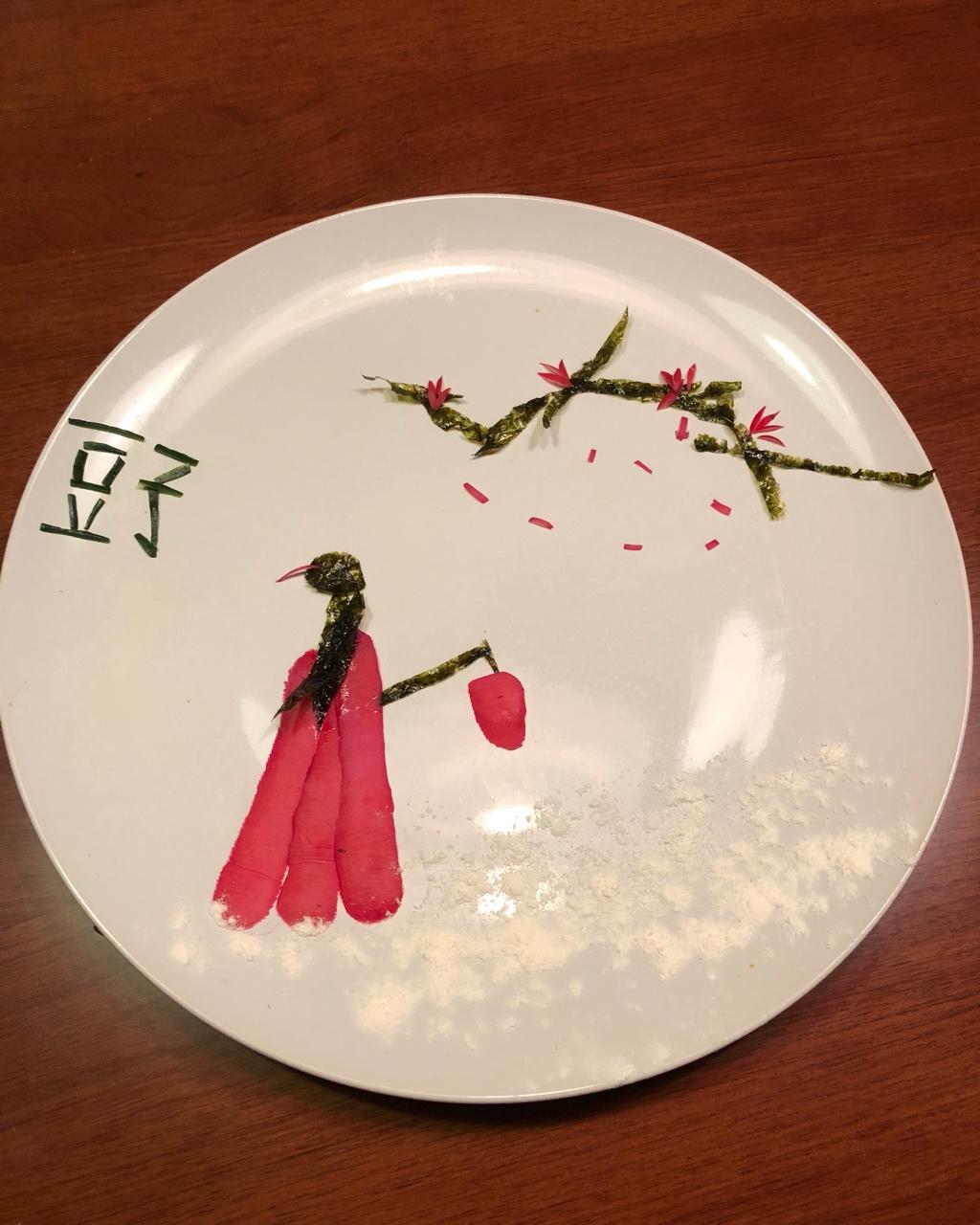 豆子厨房做的《踏雪寻梅》果蔬餐盘画