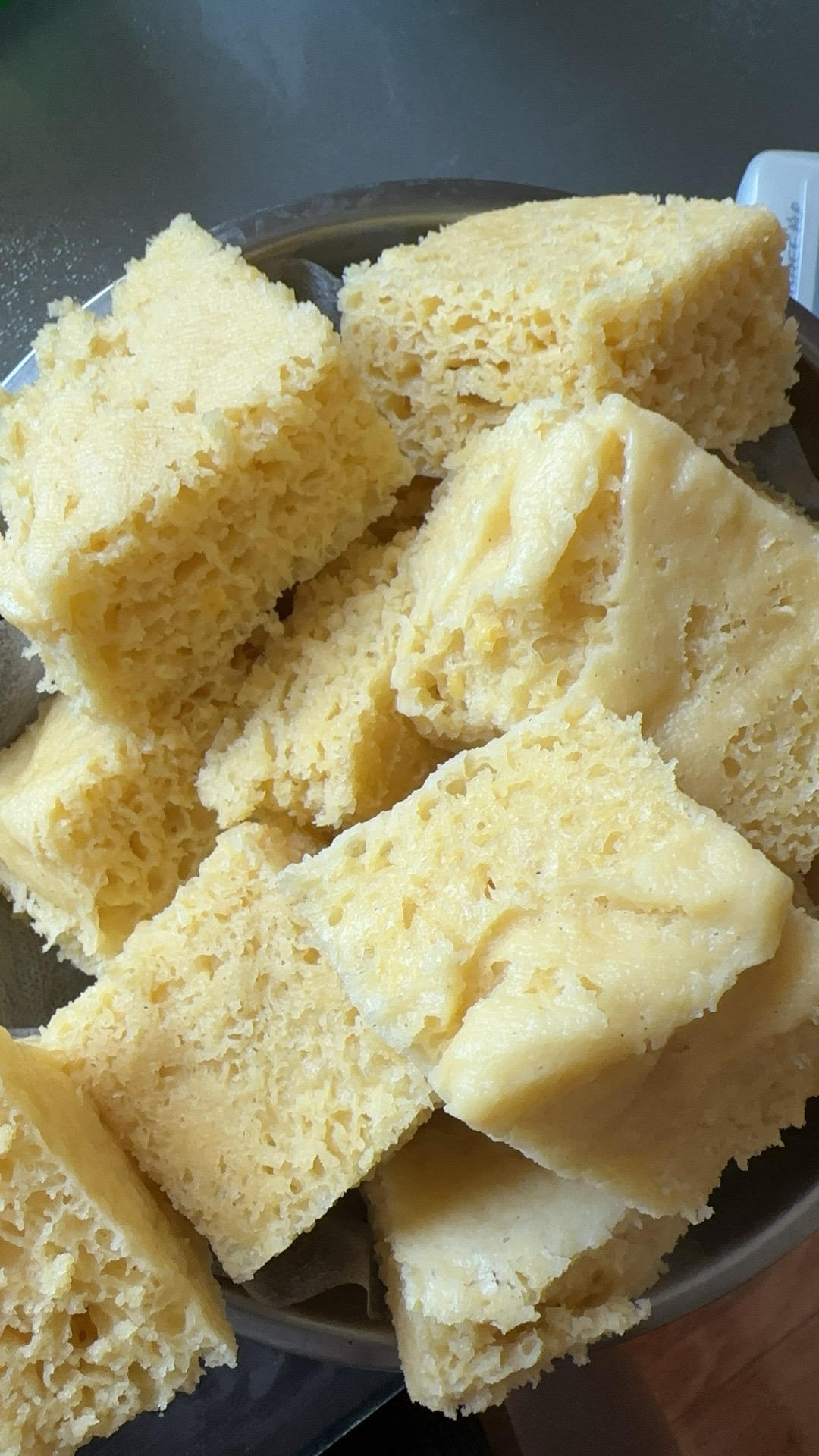 蒸玉米面发糕，色泽金黄，真好看！我叫它“黄金糕”吧，真吉祥！