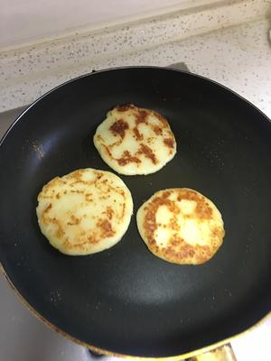 快手早餐：芝士土豆糯米饼的做法 步骤8