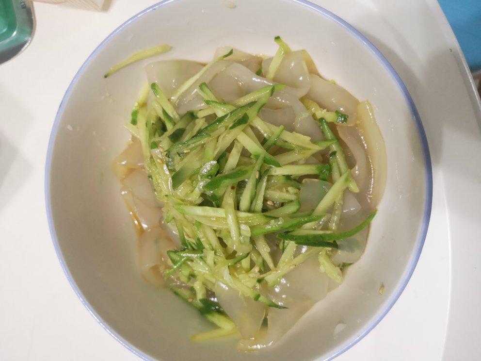 凉拌黄瓜拉皮(图好不好看无所谓，真爽口才是真的)