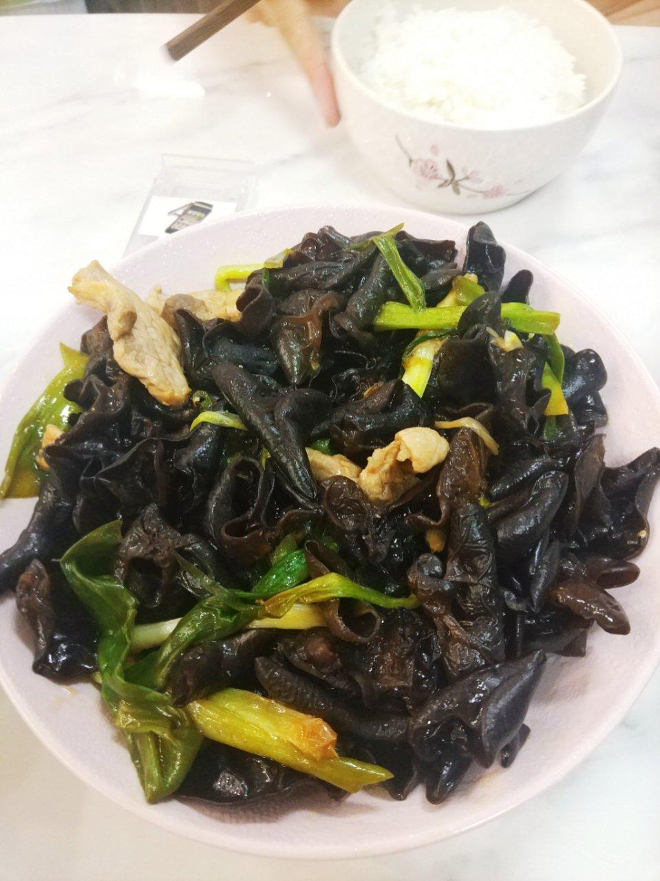 葱烧木耳炒肉
