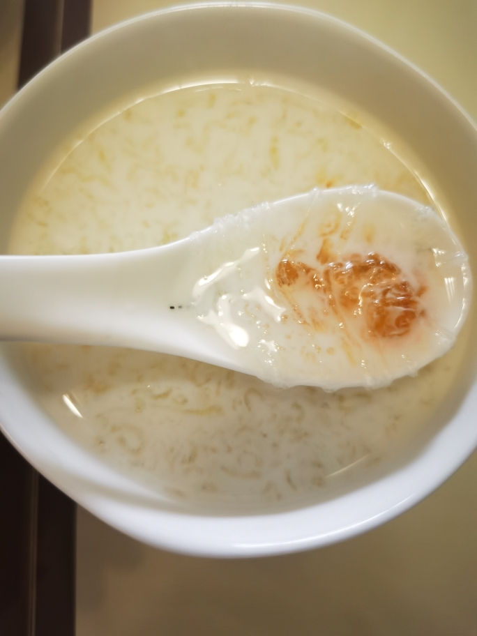 雪燕桃胶皂角米炖牛奶的做法