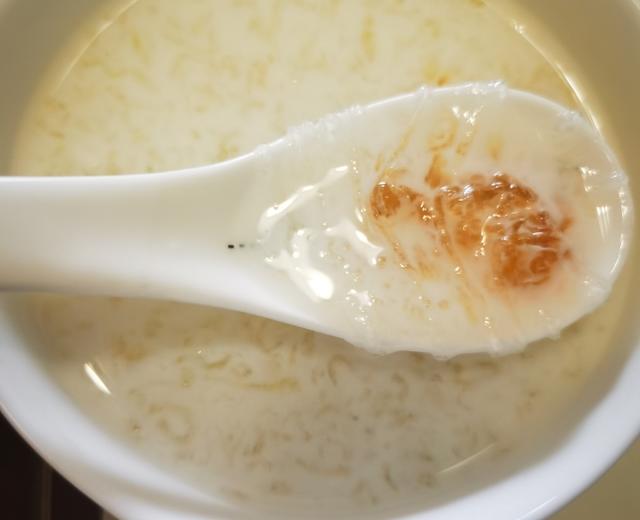 雪燕桃胶皂角米炖牛奶的做法