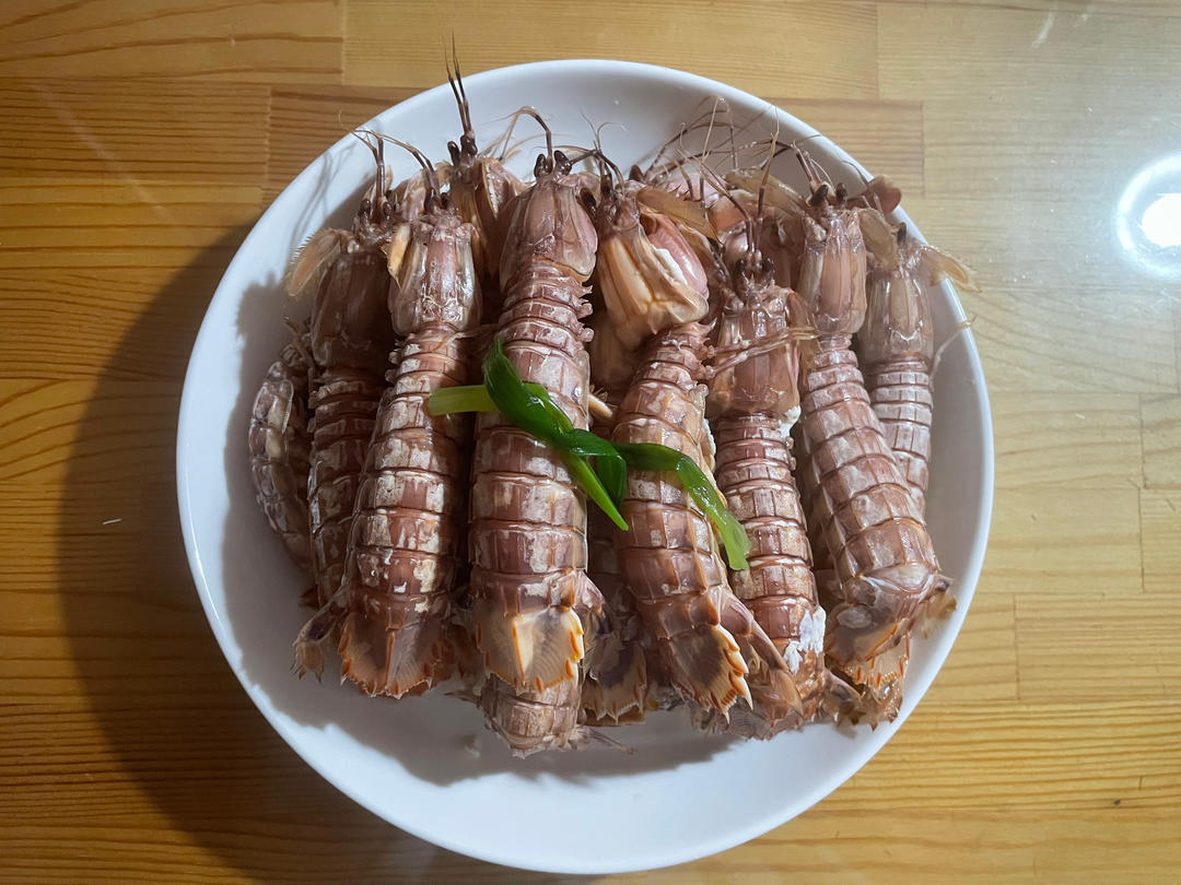 最简单的做法也是最大限度保持原味的做法之白灼皮皮虾，