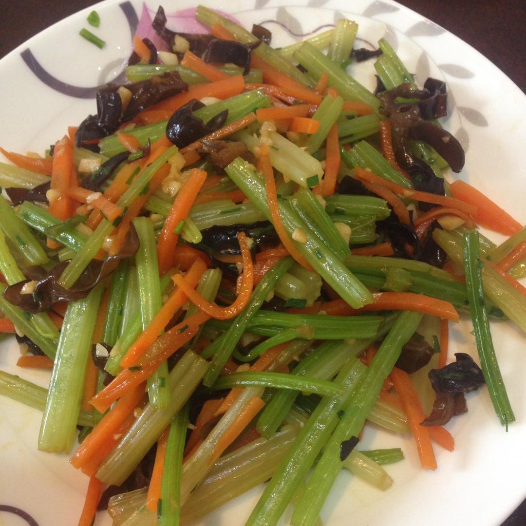 晨夕-6做的胡萝卜木耳炒芹菜