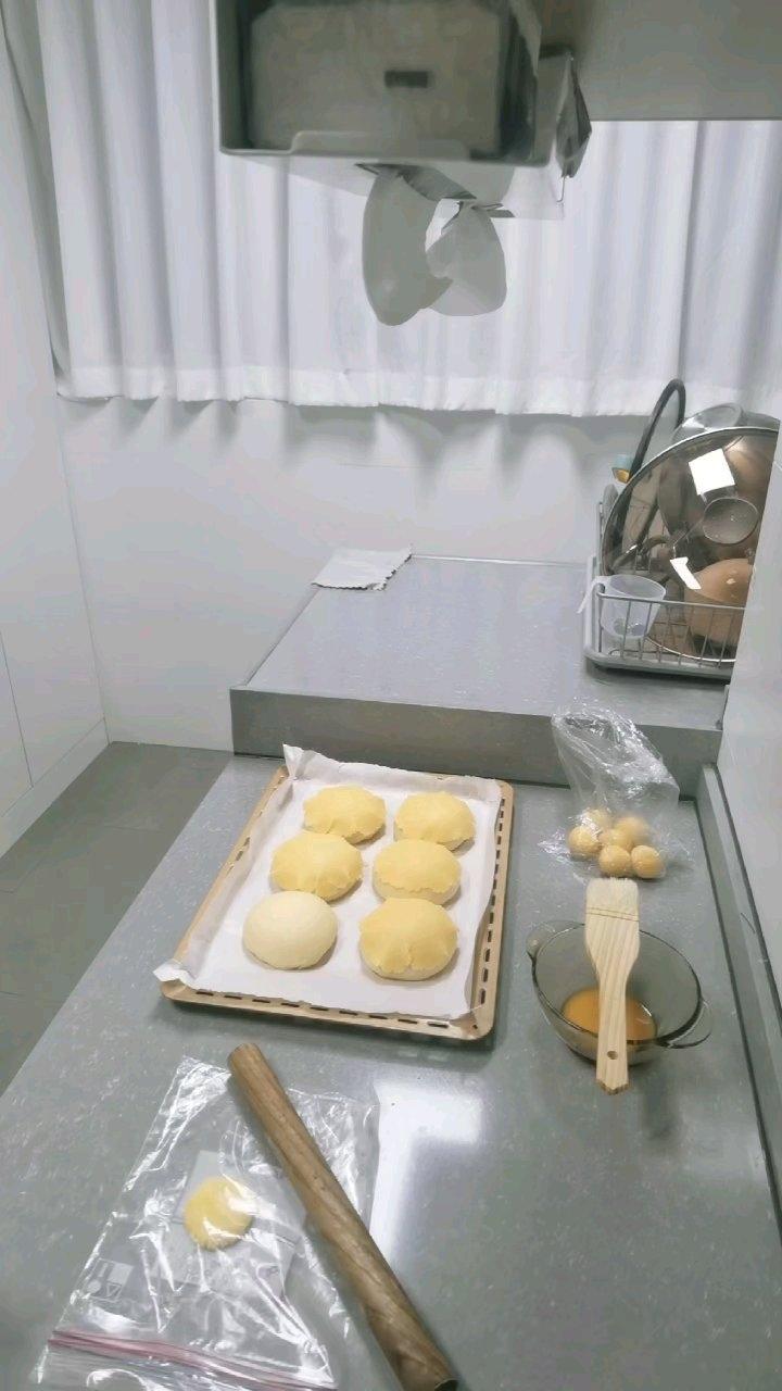 做100款面包の12：在家开茶餐厅!港式菠萝包 –不划格子自然裂开的香酥脆皮！菠萝油/酥皮包