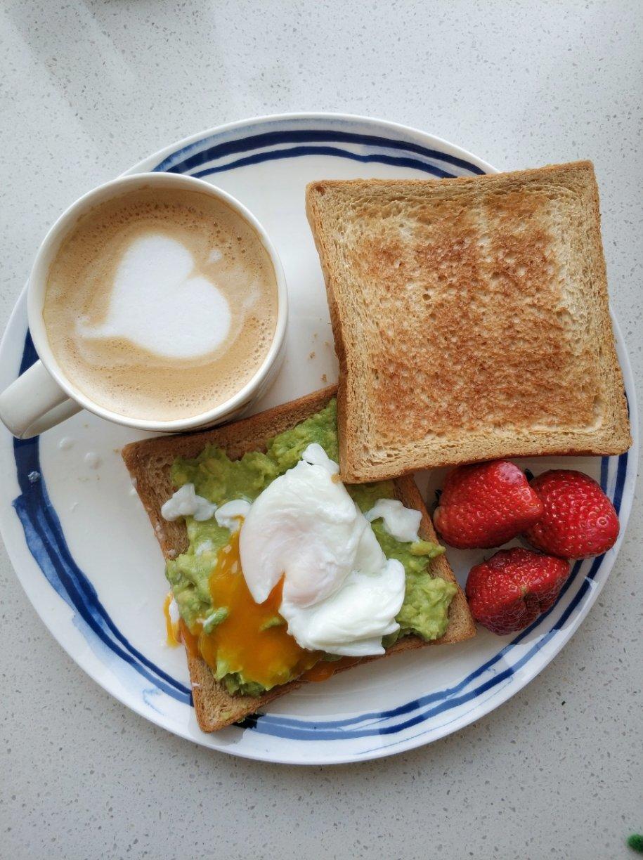 【健康能量早餐】流黄荷包蛋牛油果酱配全麦面包