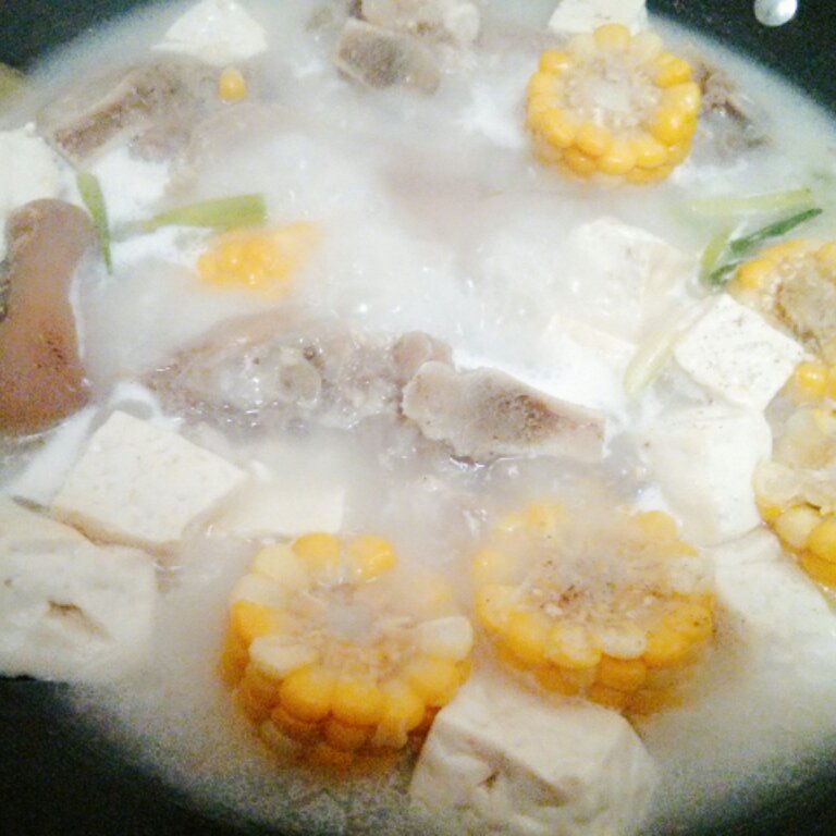 猪脚炖豆腐甜玉米