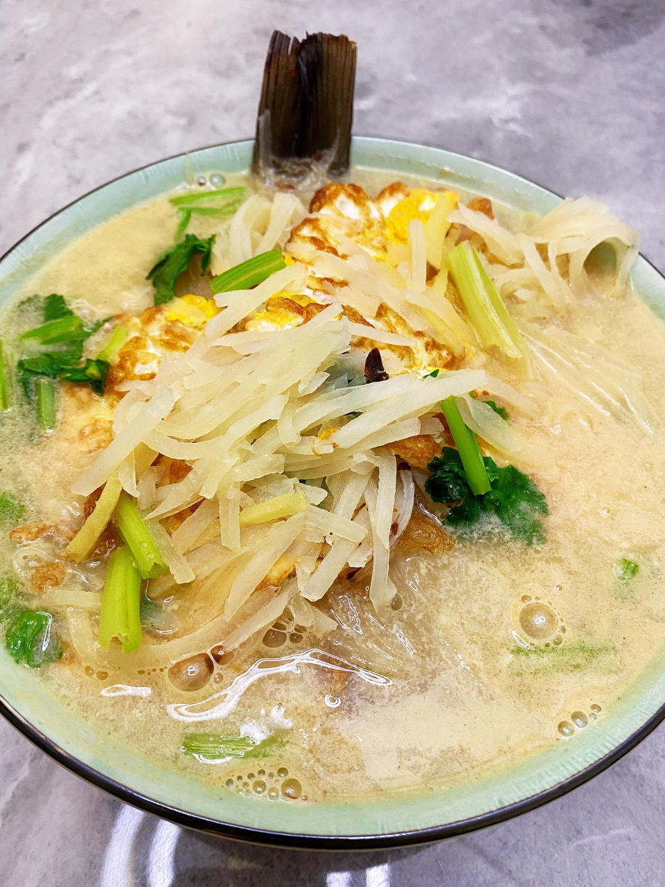 白萝卜丝鲫鱼汤