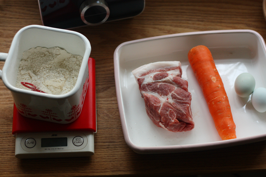 红萝卜猪肉馅饼--松下食品加工器的做法 步骤1