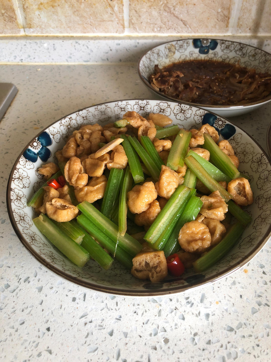 🌿香芹炒油豆腐✅软嫩入味，鲜香可口